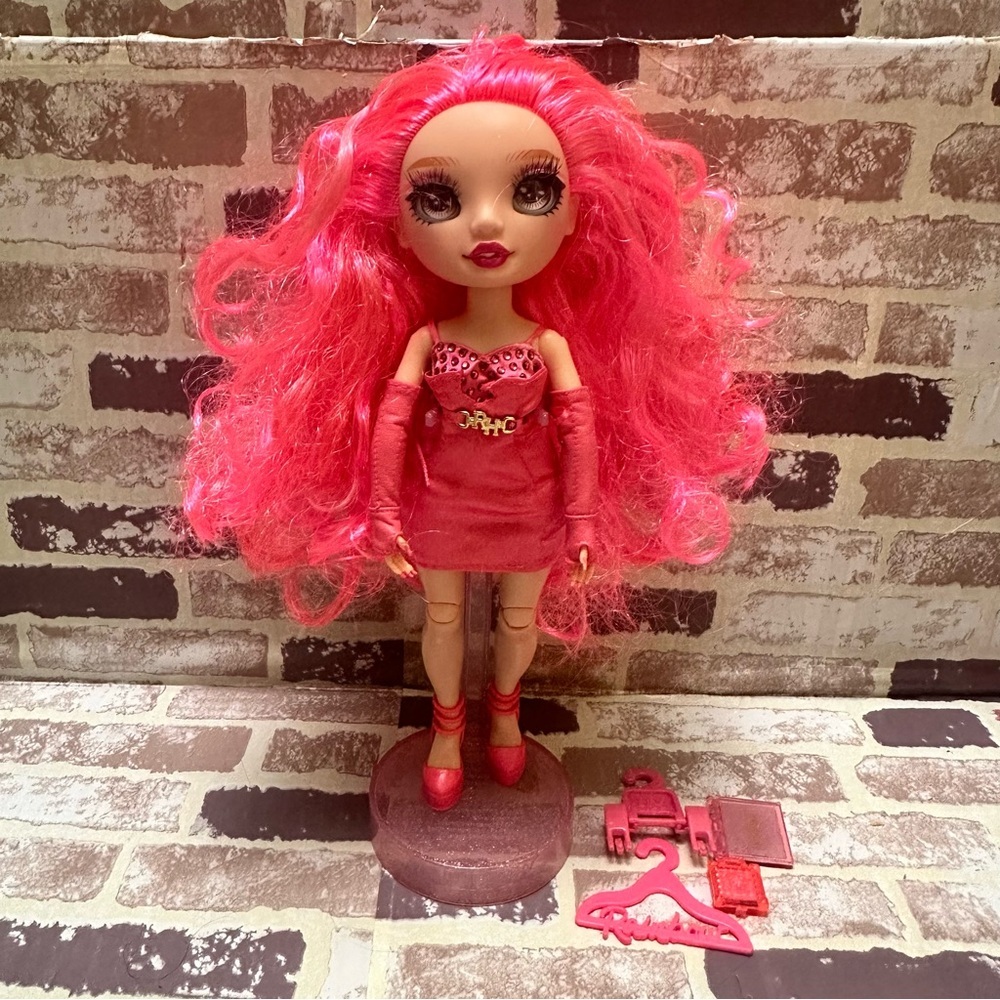 Rainbow High Priscilla Pérez Glamorous Doll with Vibrant pink  Hair and Outfit